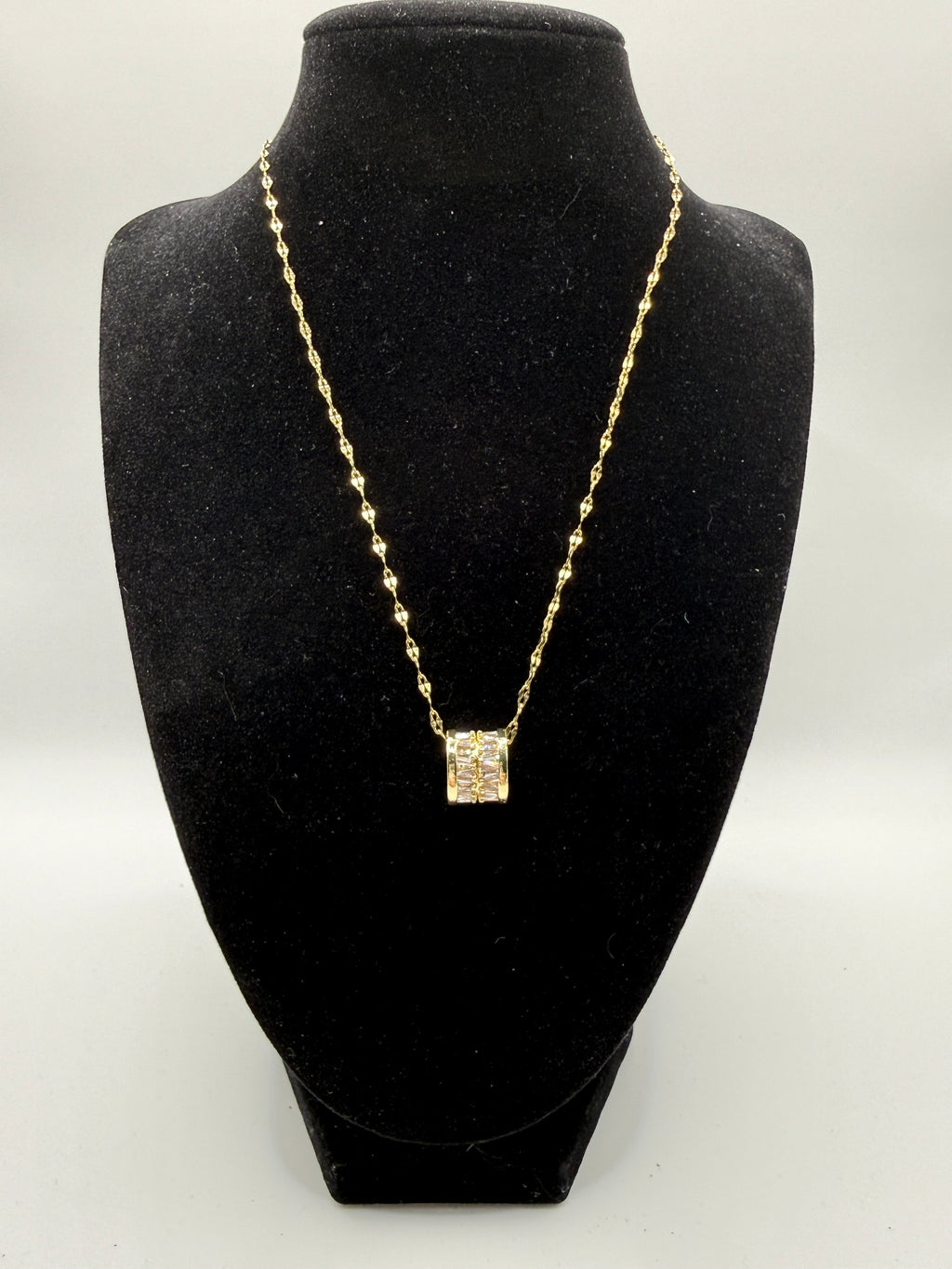 18″ Gold Necklace with Baguette Barrel Pendant